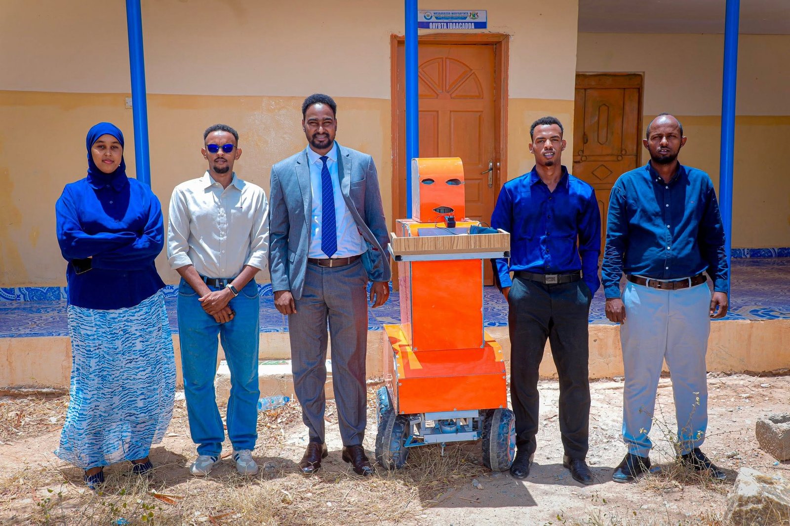 LAASCAANOOD: Wasaaradda Warfaafinta oo Soo Dhawaysay Hal-abuur Dhallinyaro ah oo Sameeyey Robot AI